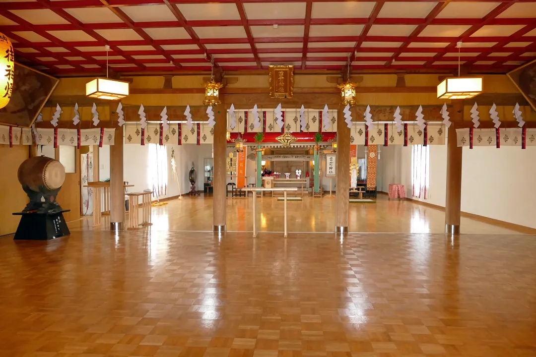 苫前神社 拝殿の中