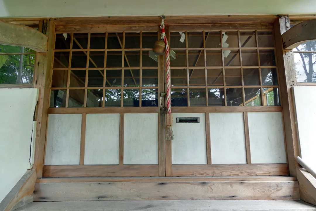 13_1240424 昆布神社 社殿の前