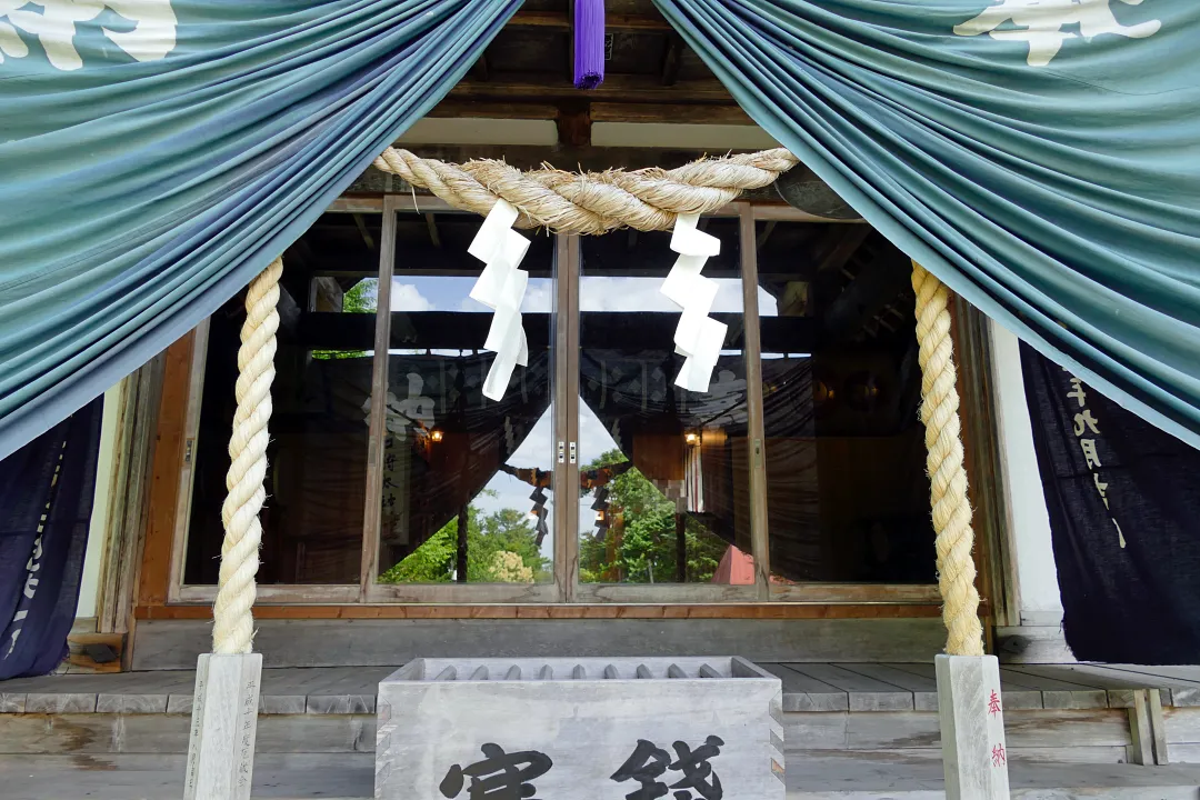 ニセコ狩太神社 拝殿の前