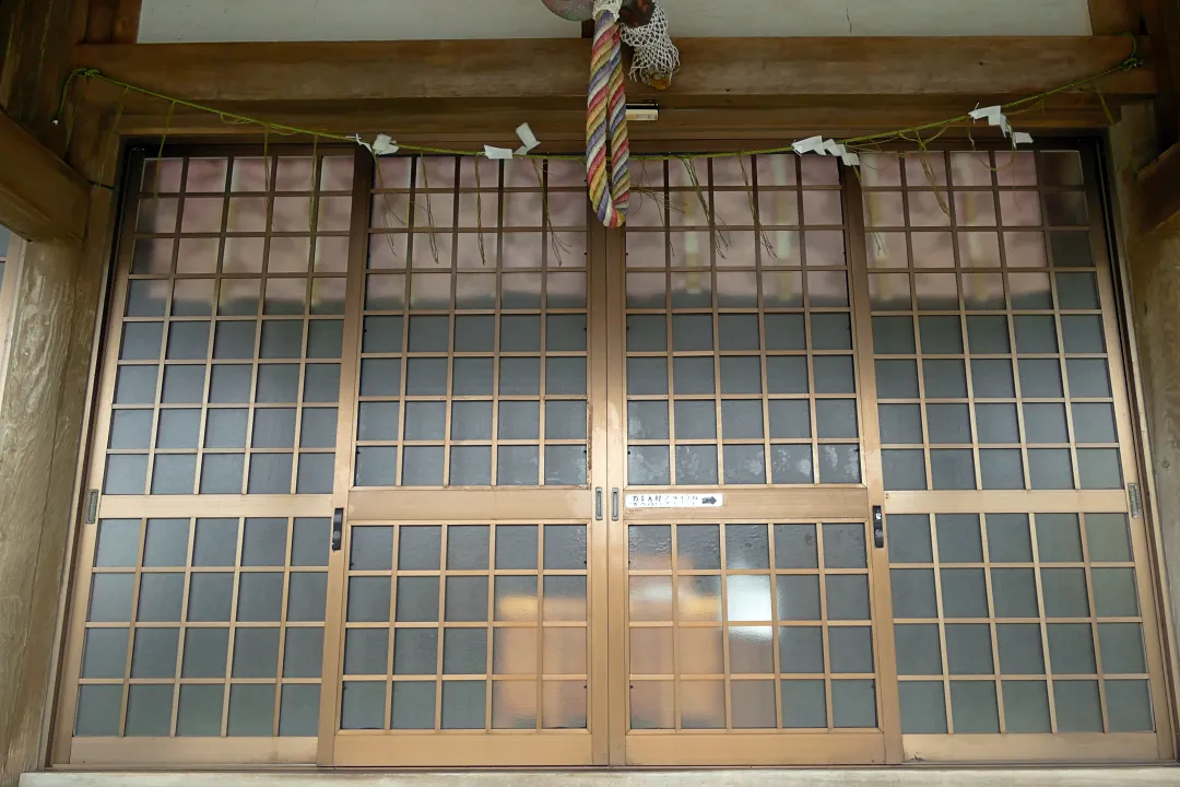 天塩厳島神社 拝殿の前