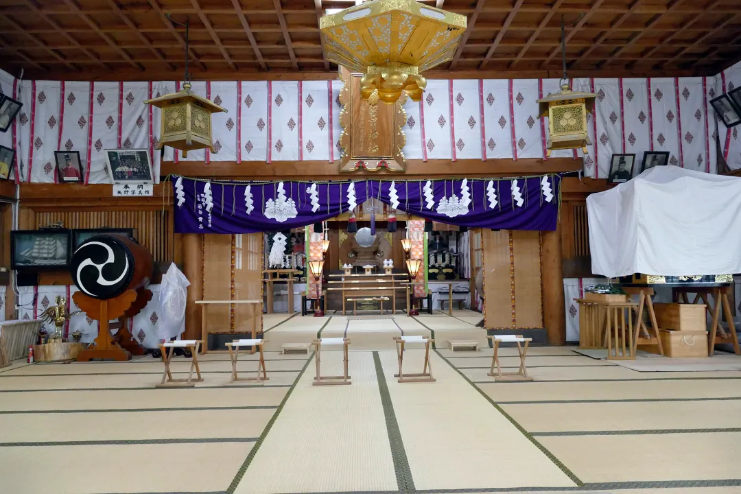 16_1240925 留萌神社 拝殿の中