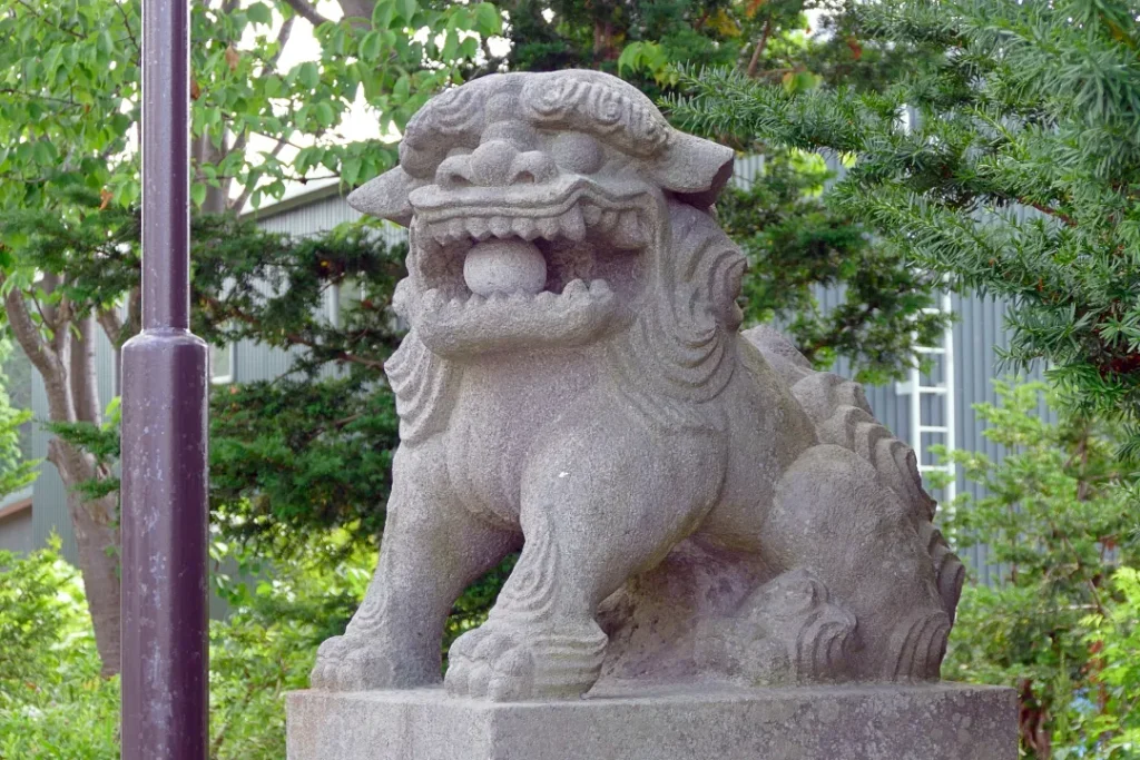 ニセコ狩太神社 狛犬２阿形