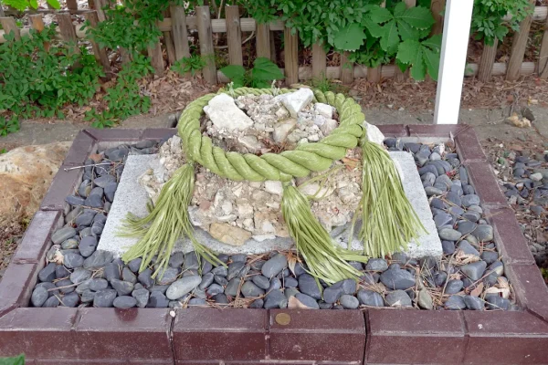 仁木神社 さざれ石