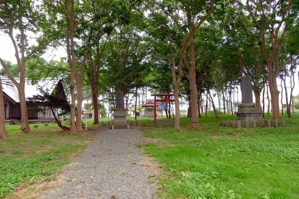 羽幌神社 末社の鳥居と石碑