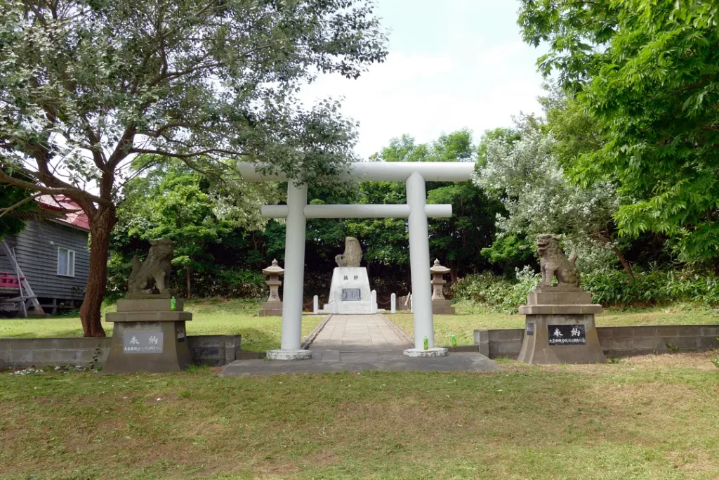 苫前神社 忠魂碑の鳥居と狛犬