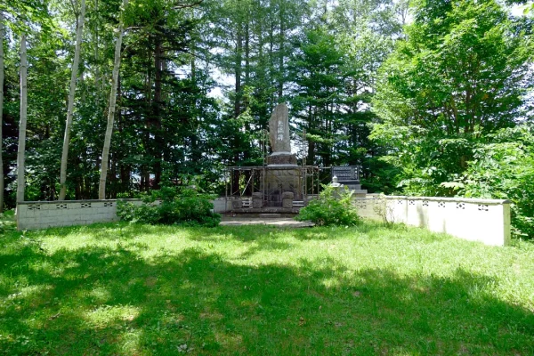 赤井川神社 忠魂碑全景