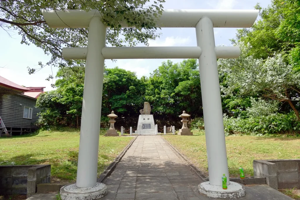 苫前神社 忠魂碑の鳥居