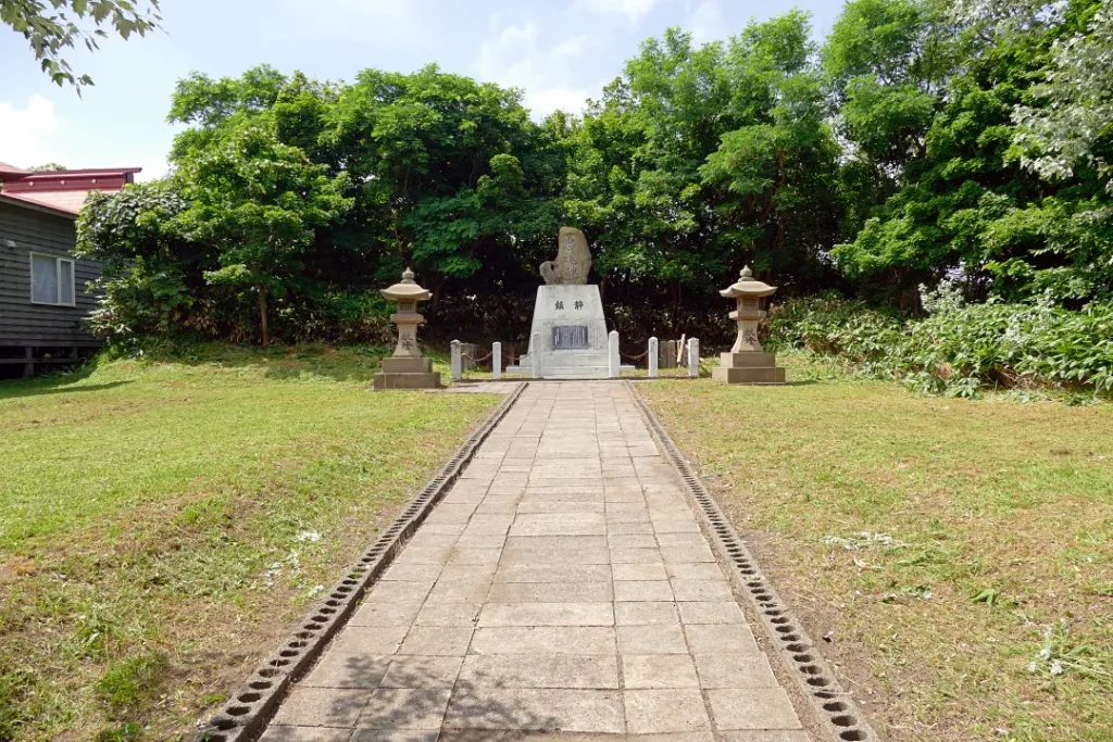 苫前神社 忠魂碑の参道