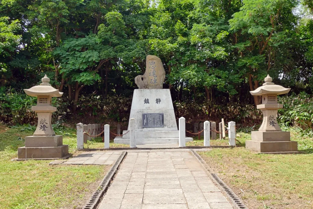 苫前神社 忠魂碑と灯籠