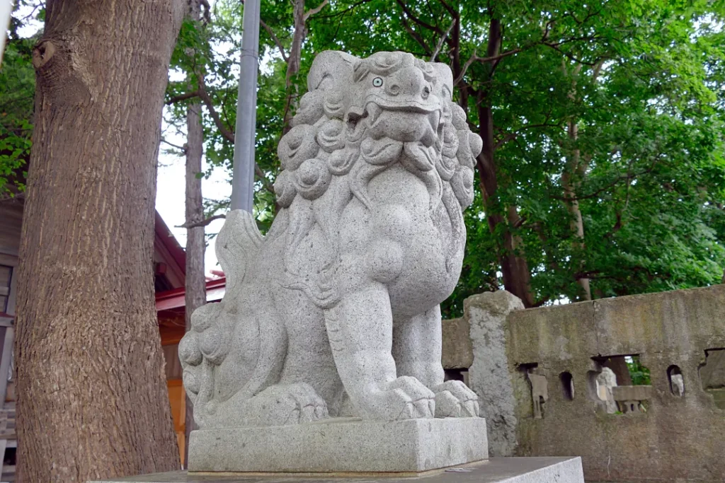 留萌神社 忠魂碑の狛犬吽形