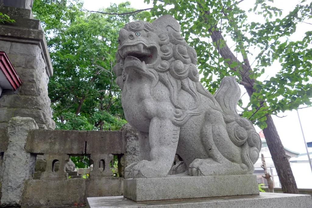 留萌神社 忠魂碑の狛犬阿形
