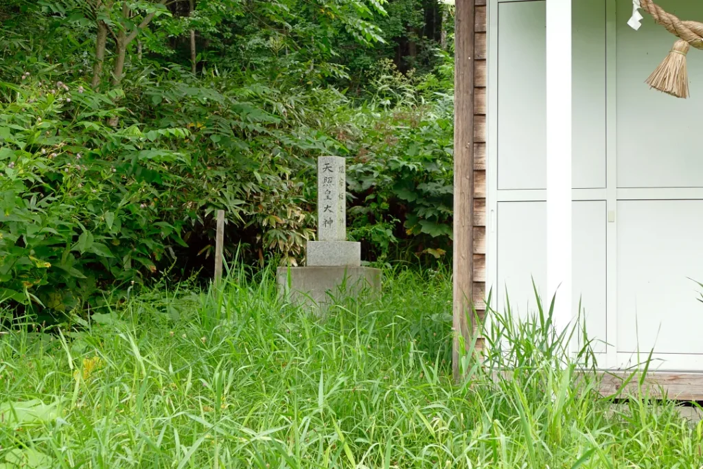 松音知神社 社殿奥の地神碑