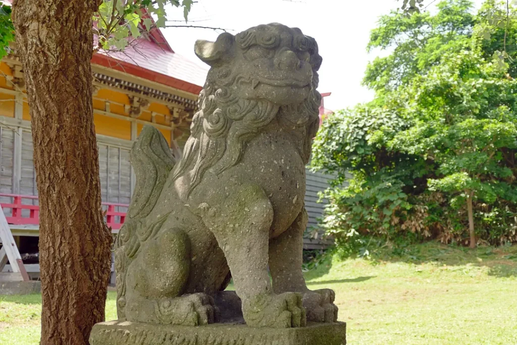 苫前神社 忠魂碑の狛犬吽形