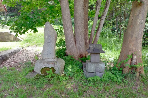 ニセコ狩太神社 社殿横の石碑群