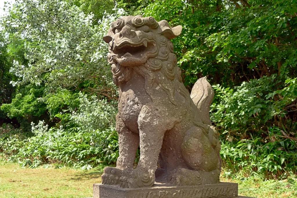 苫前神社 忠魂碑の狛犬阿形