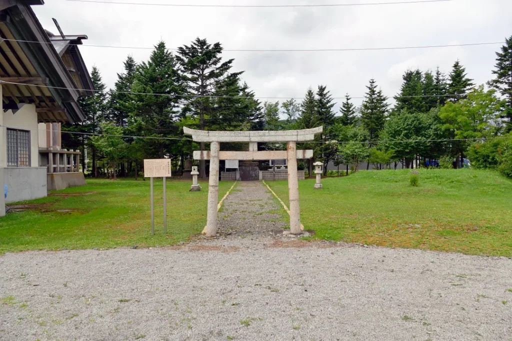 枝幸嚴島神社 社殿の右手に鳥居
