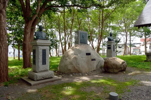 羽幌神社 銅像群