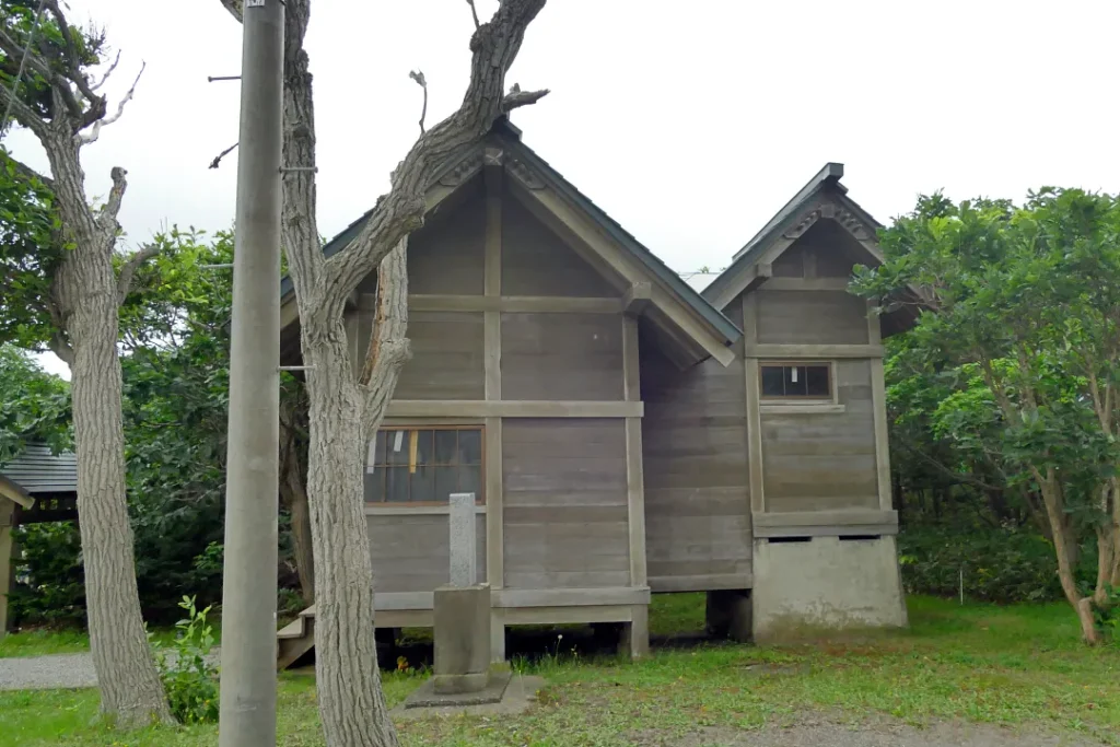 天塩厳島神社 末社 金毘羅神社 社殿を横から見る