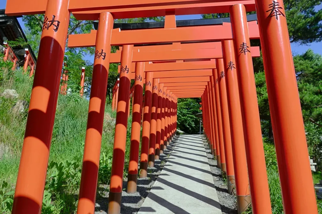 小樽住吉神社 千本鳥居 下をくぐる