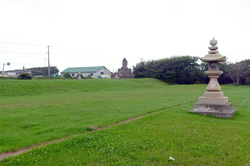 参道から彰功碑を見る