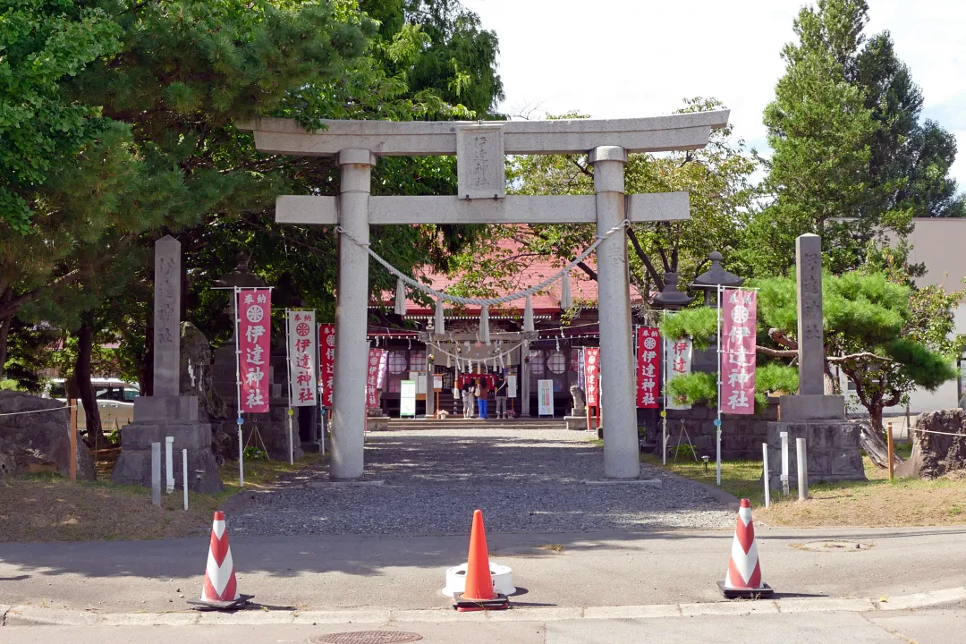 伊達神社 鳥居と社号標