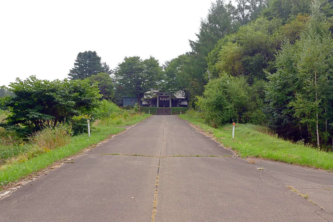 南富良野神社 途中から上りの参道