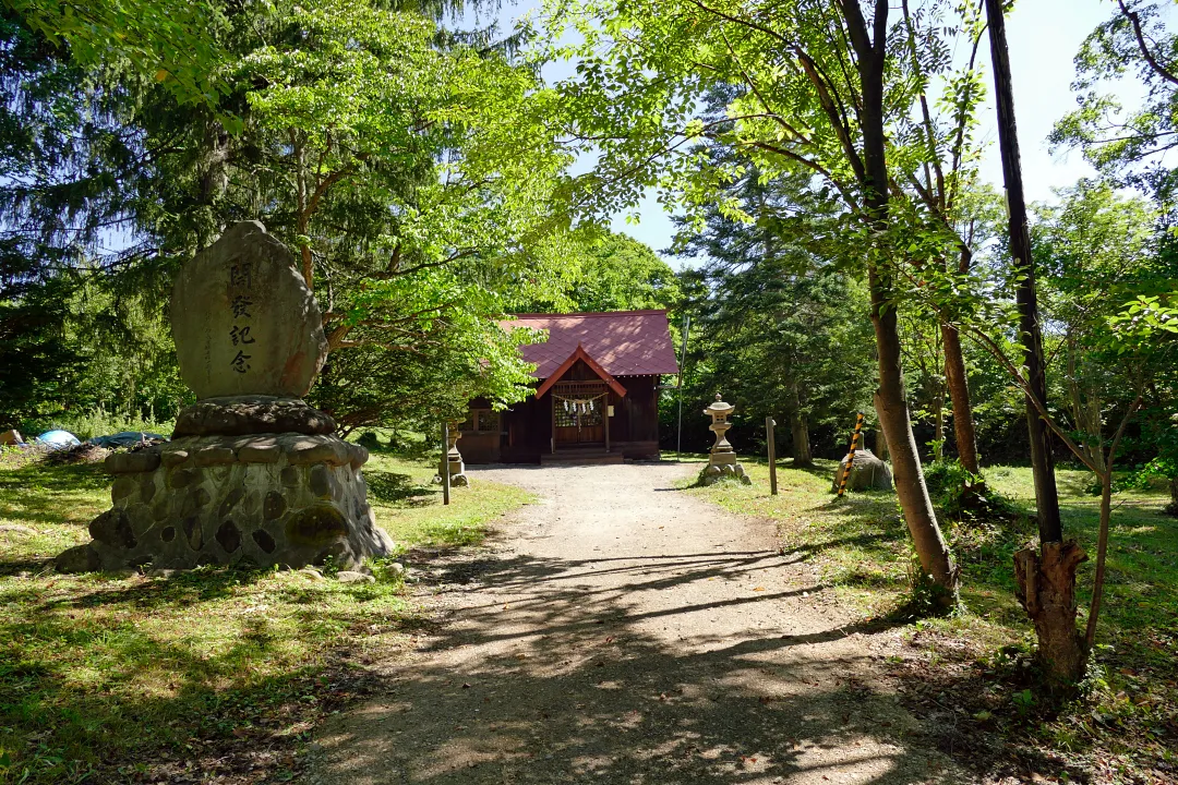 05_1260157 男山八幡神社 石碑と参道