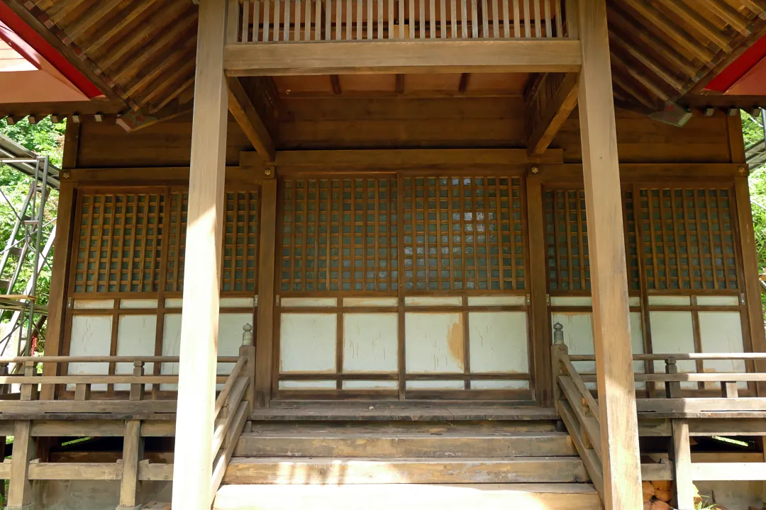 岩見神社 社殿の前