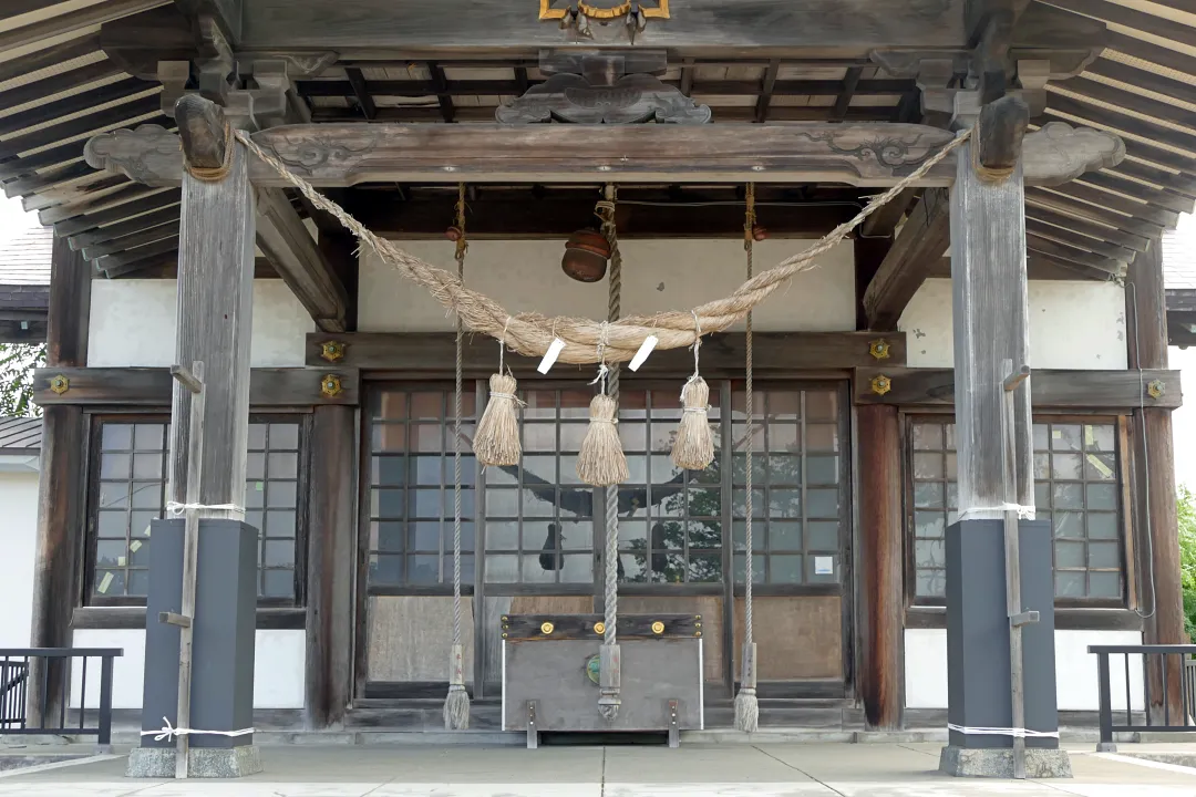 追分八幡神社 拝殿の前