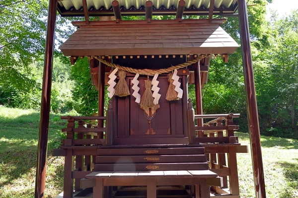 男山八幡神社 本殿の前