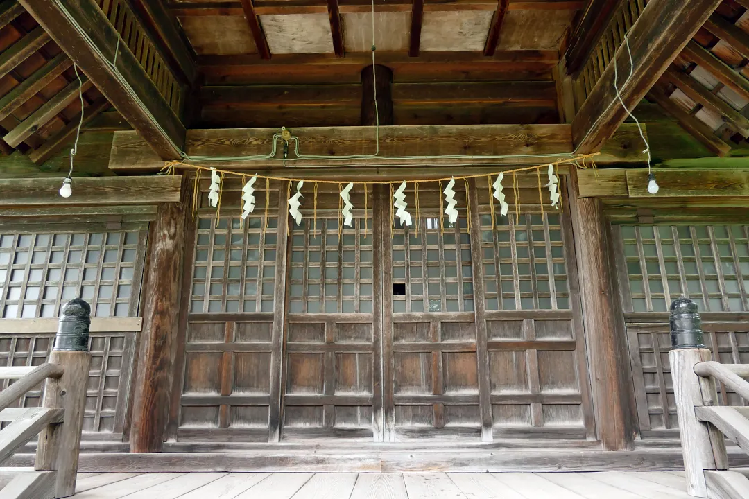南富良野神社 拝殿の前