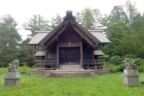 南富良野神社 狛犬と社殿