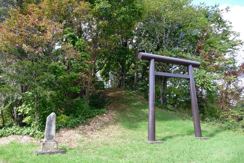 上塩幌神社 鳥居と馬頭観世音碑