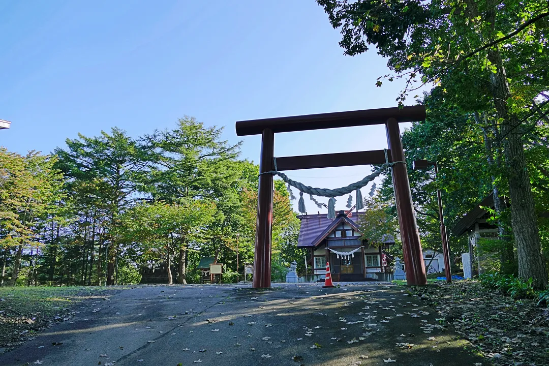 別海神社 二の鳥居と広い境内