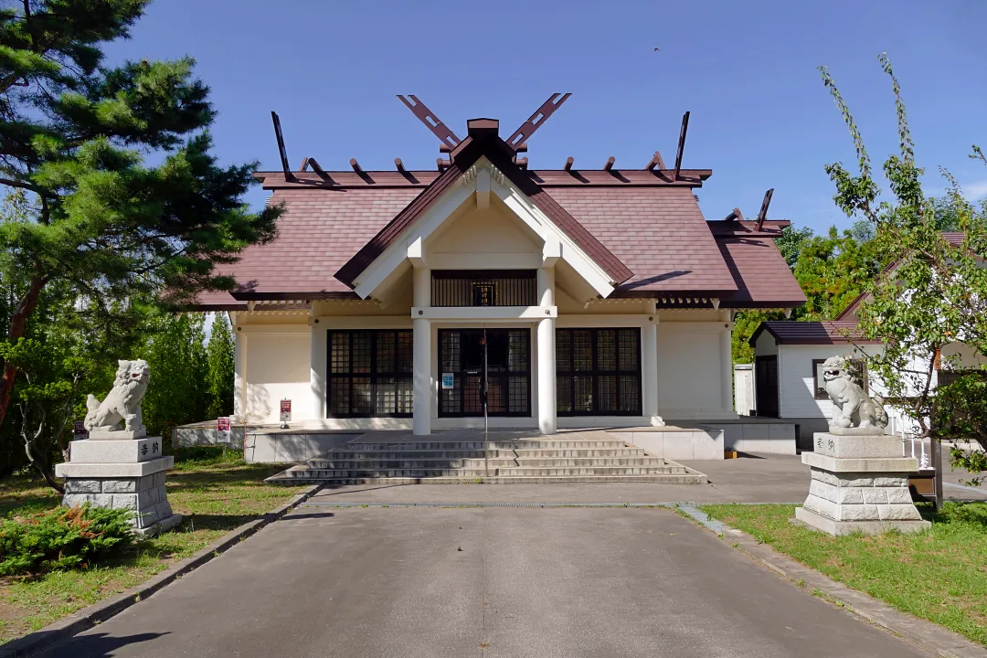 洞爺湖神社 狛犬と社殿