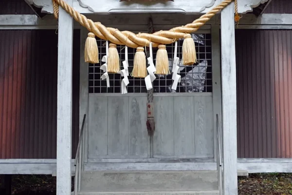 中足寄神社 社殿の前