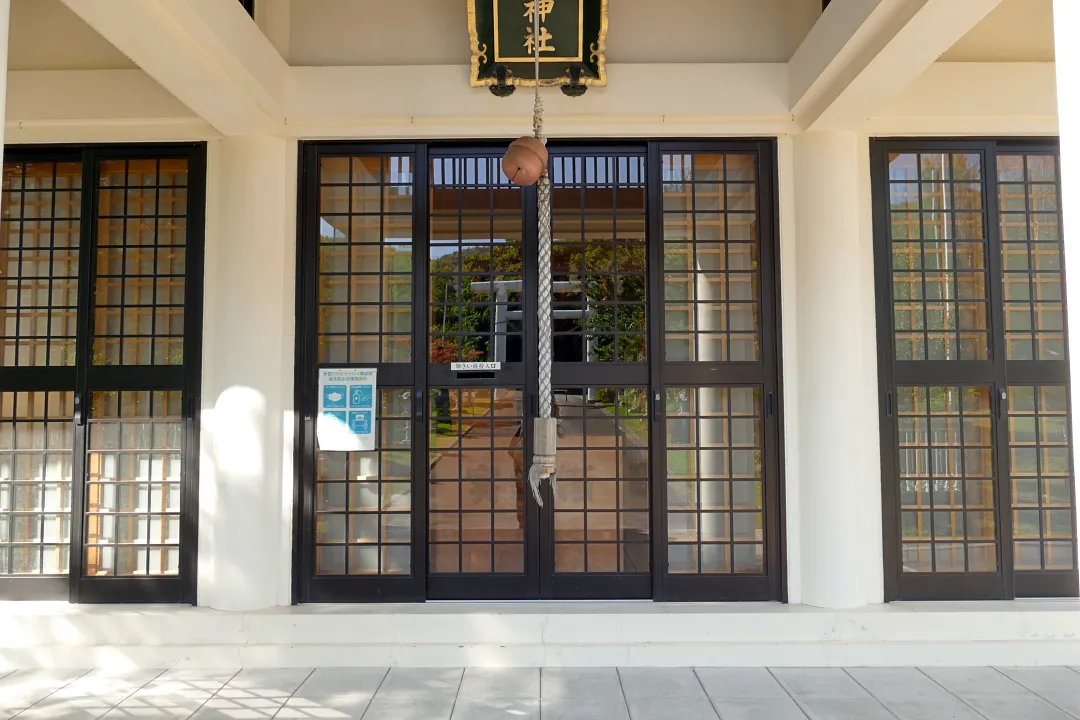 洞爺湖神社 拝殿の前