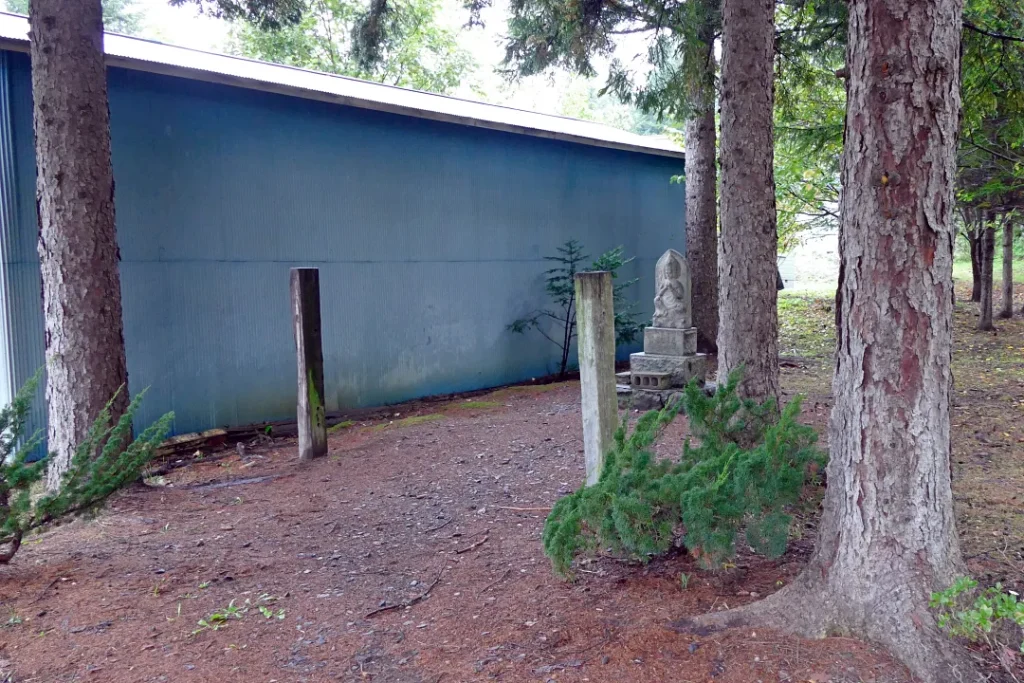 中足寄神社一画の馬頭観音碑
