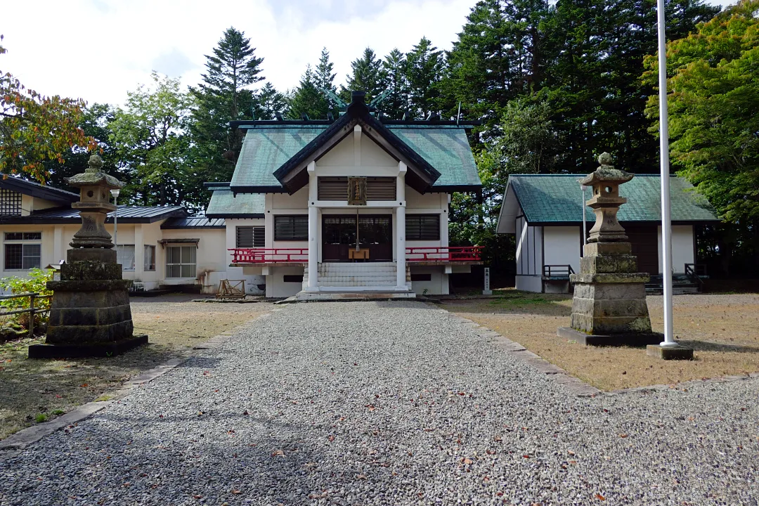 弟子屈神社 灯籠と社殿