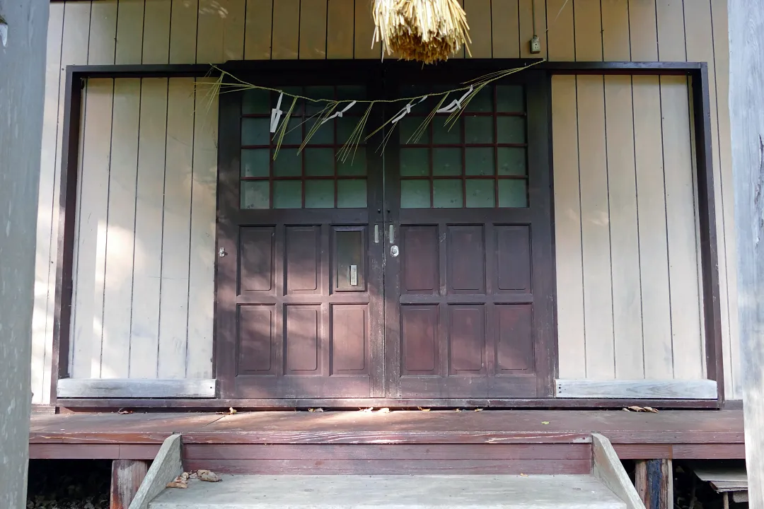 屈斜路神社 社殿の前