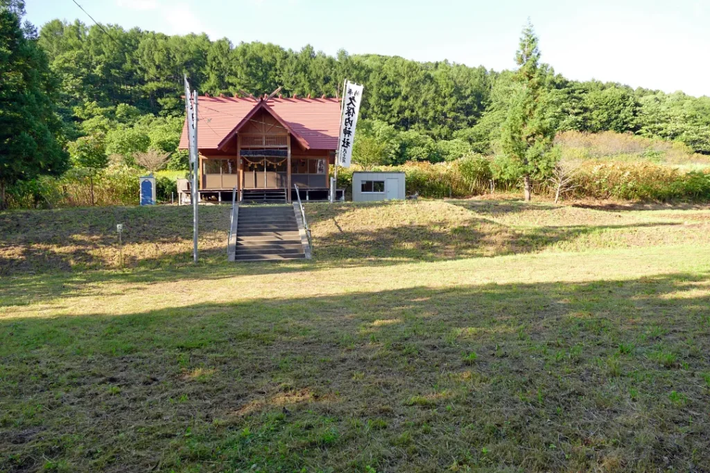 久保内神社 二の鳥居から境内を見る