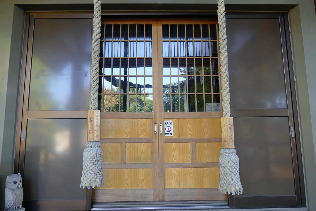 別海神社 拝殿の前