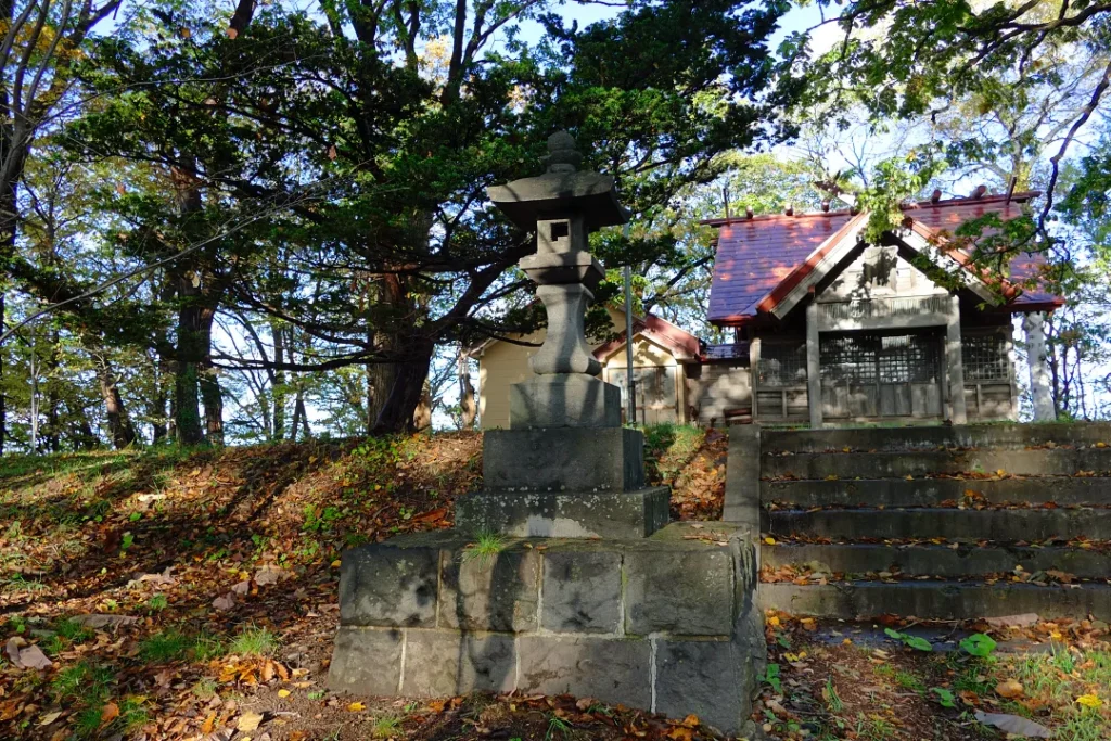 神恵川神社 ペアの灯籠 左