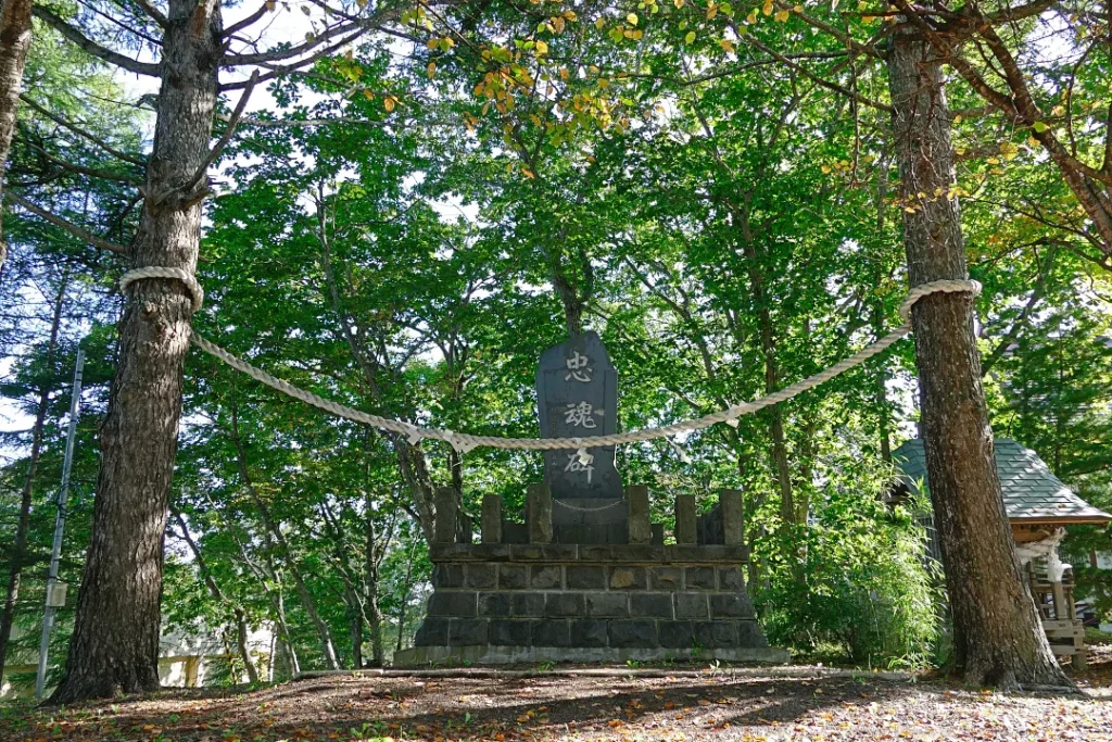 別海神社 忠魂碑と注連縄