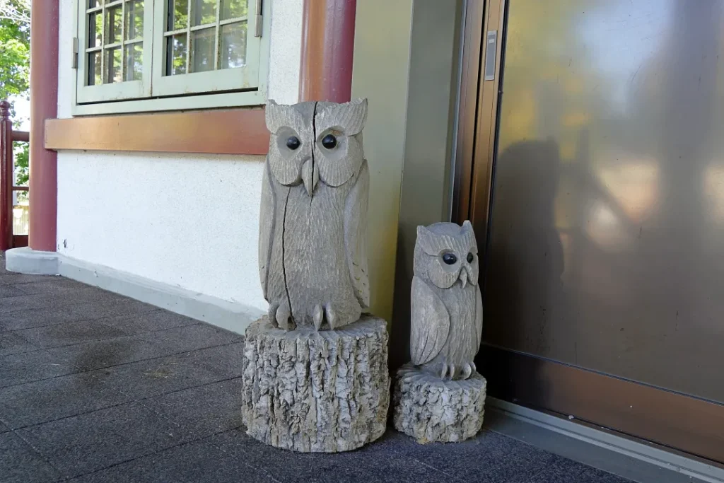 別海神社 社殿前のフクロウ像