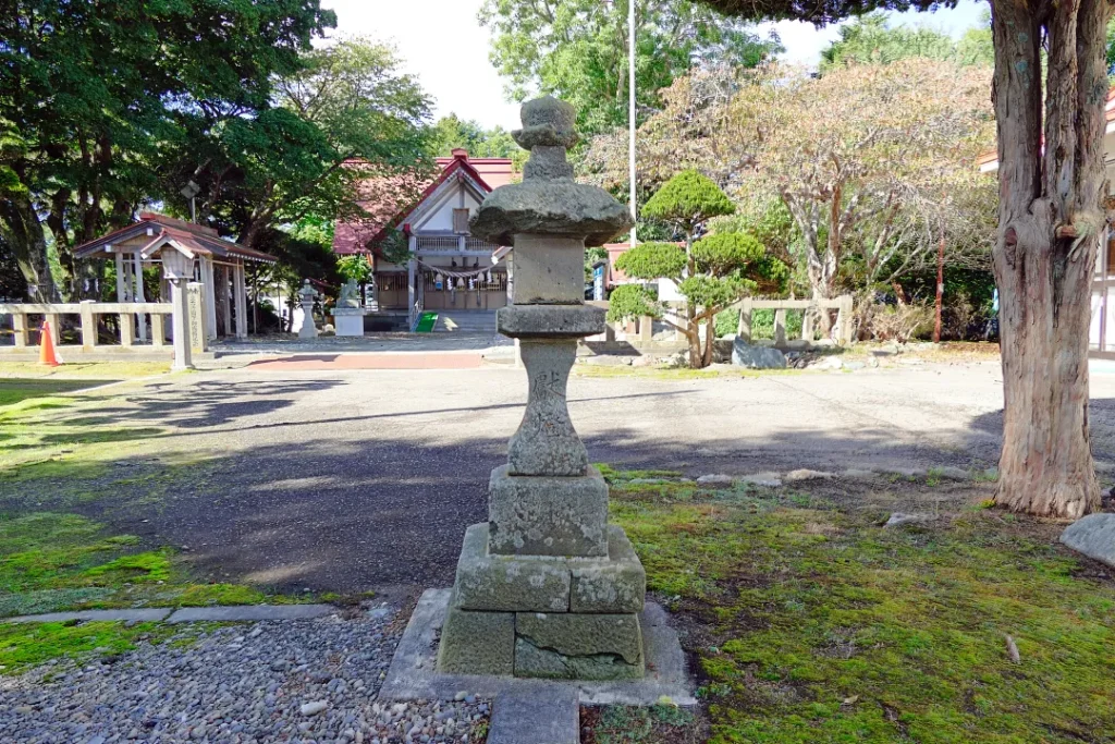 標津神社 明治の石燈籠 右