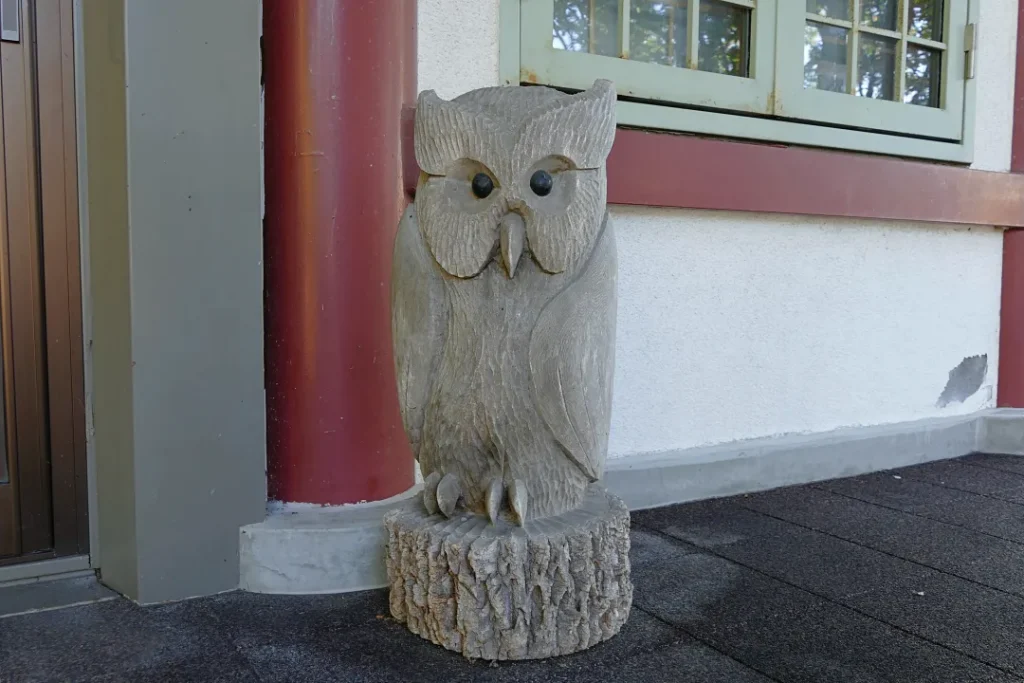 別海神社 社殿前のフクロウ像