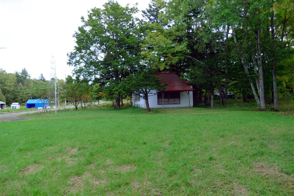 写真に小さく写り込むヤギ