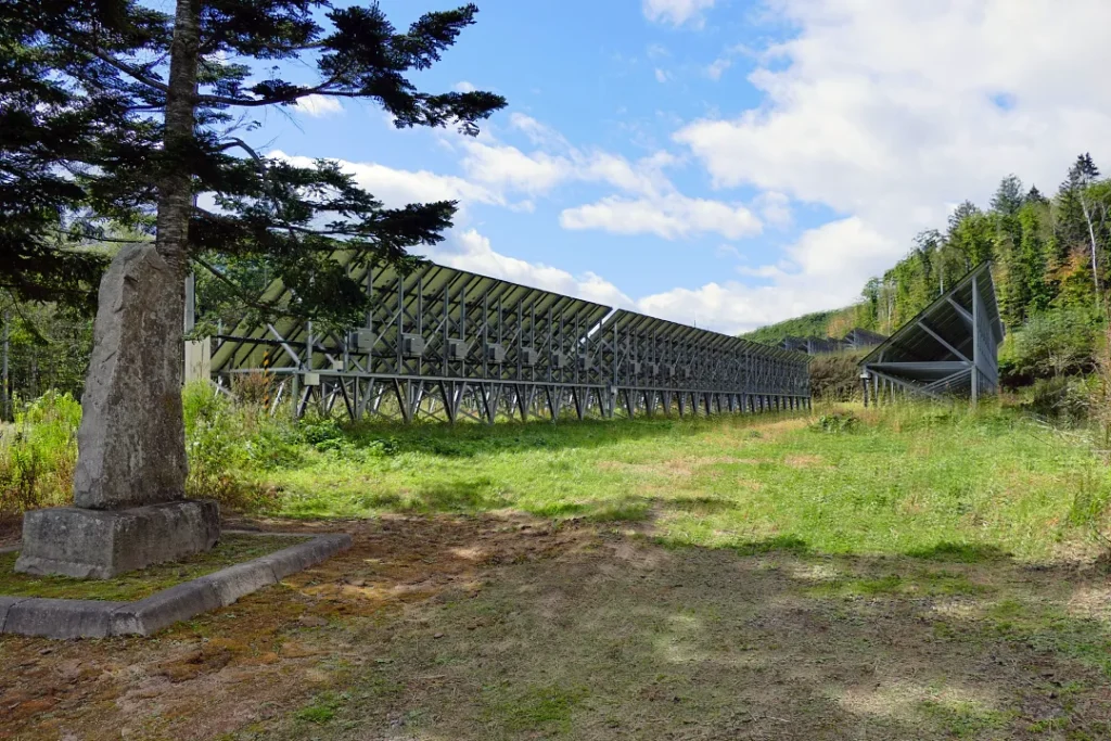 大誉地八幡神社 参道左手のソーラーパネル