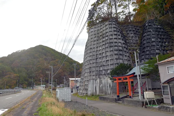 国道沿いに鎮座するポン木直神社 